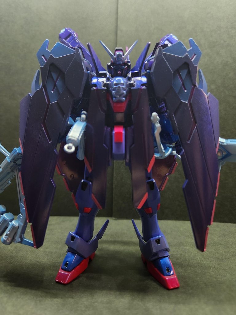 正面です。禍々しさを強調するため、マントは紺色メインで紫でグラデにし、本体のカラーリングは青紫から紺になるように仕上げました。ドクロは白だと主張激しくなったので水色にハイライトはマゼンタにしました。最後にオーラが欲しかったので全体にパールブルーを吹いてます。