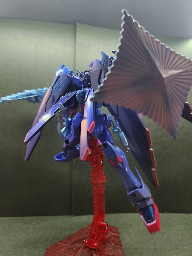 流石にイメージ元を再現すると味気なかった(手を前に出すか、溜めてるのしかなかった)のでポーズは機体に合う感じにしました。ビシッと決まったと思います(*^^*)元々が小さい機体なので比較的楽に組むことが出来ました。けっこうガッツリ動いてくれるのでポーズもつけやすかったです。