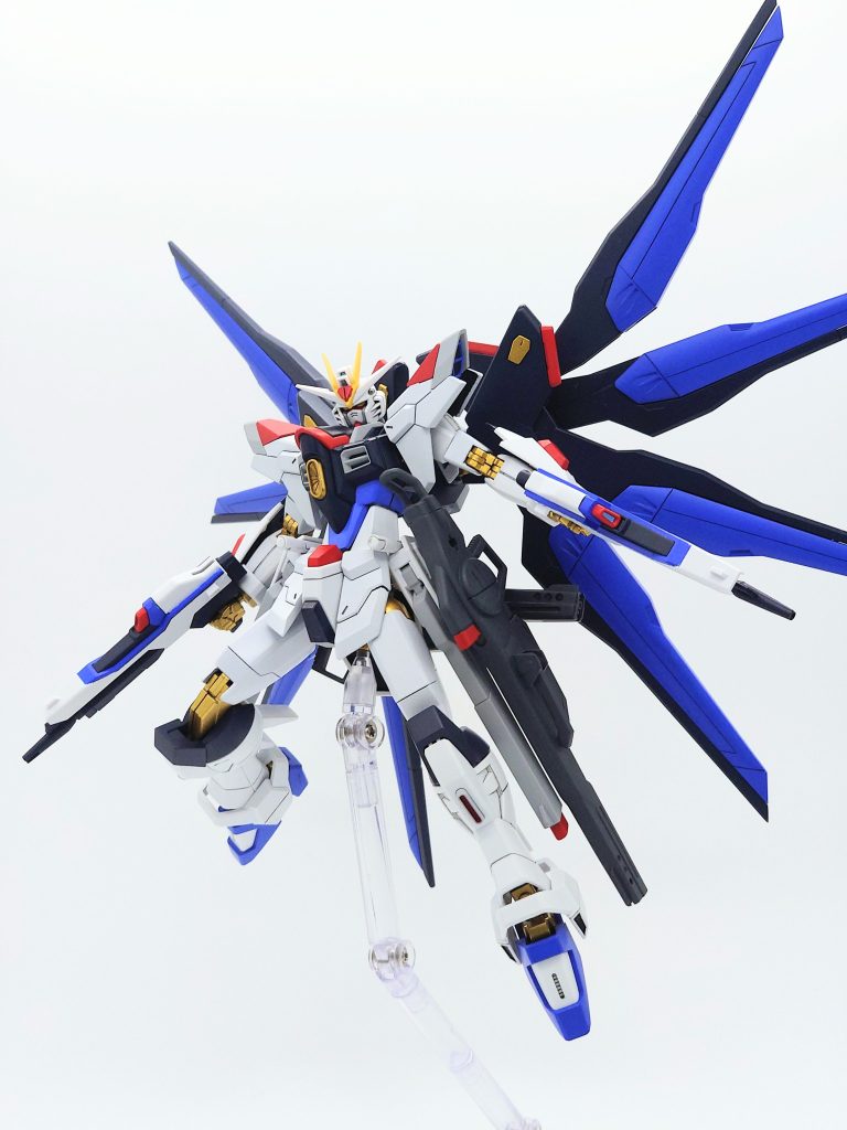 レールガンは以前制作したものを2丁用意。2cm短縮したものを左腰に、4cm短縮したものを腰裏に装備し、作中の印象に近付けています。