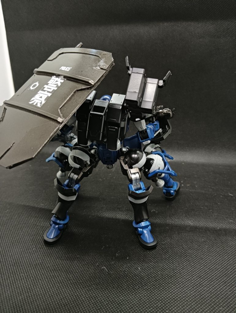 背面、ディティールが…少ないッ！パーツのバリが目立つッ！塗装が適当ッ！反省ッ！…ガキンチョが勉強の合間に作ったやつだから大目に見てネ。