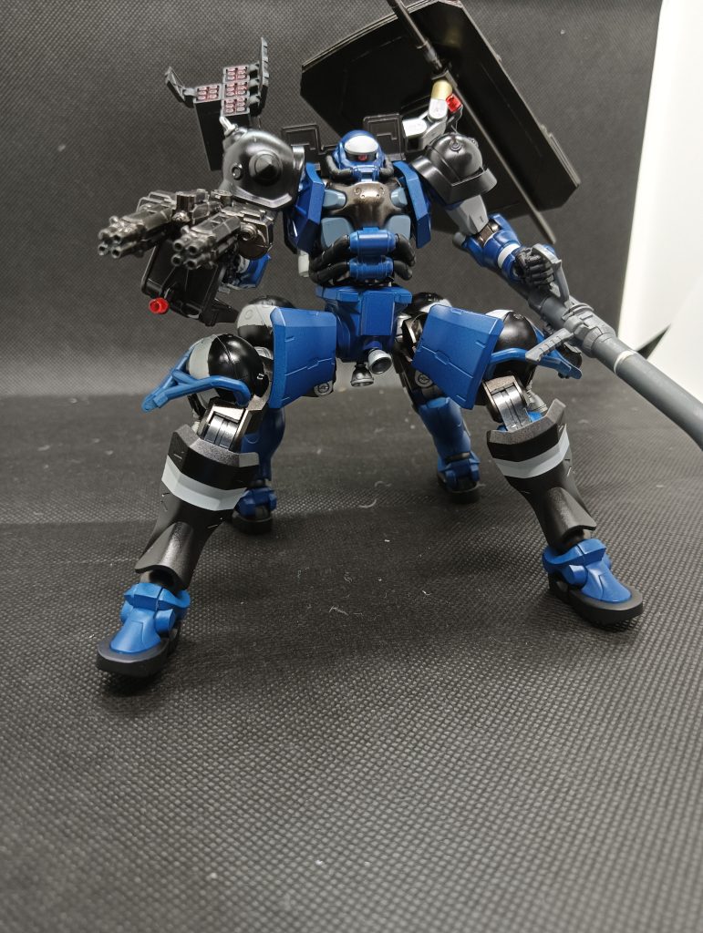 正面から、もっと部分塗装とかデカールで情報量を増やせばよかったです。シルエットは結構いい感じ。