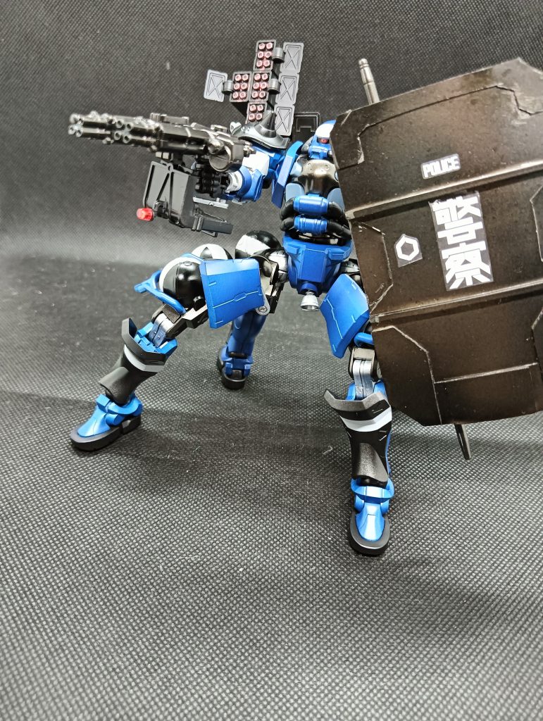 盾はどうにか『警察』のシールを使いたかったのでプラ板を重ねて作りました。色々粗が目立つ上シールの余白がひどい…けど何気にお気に入り。