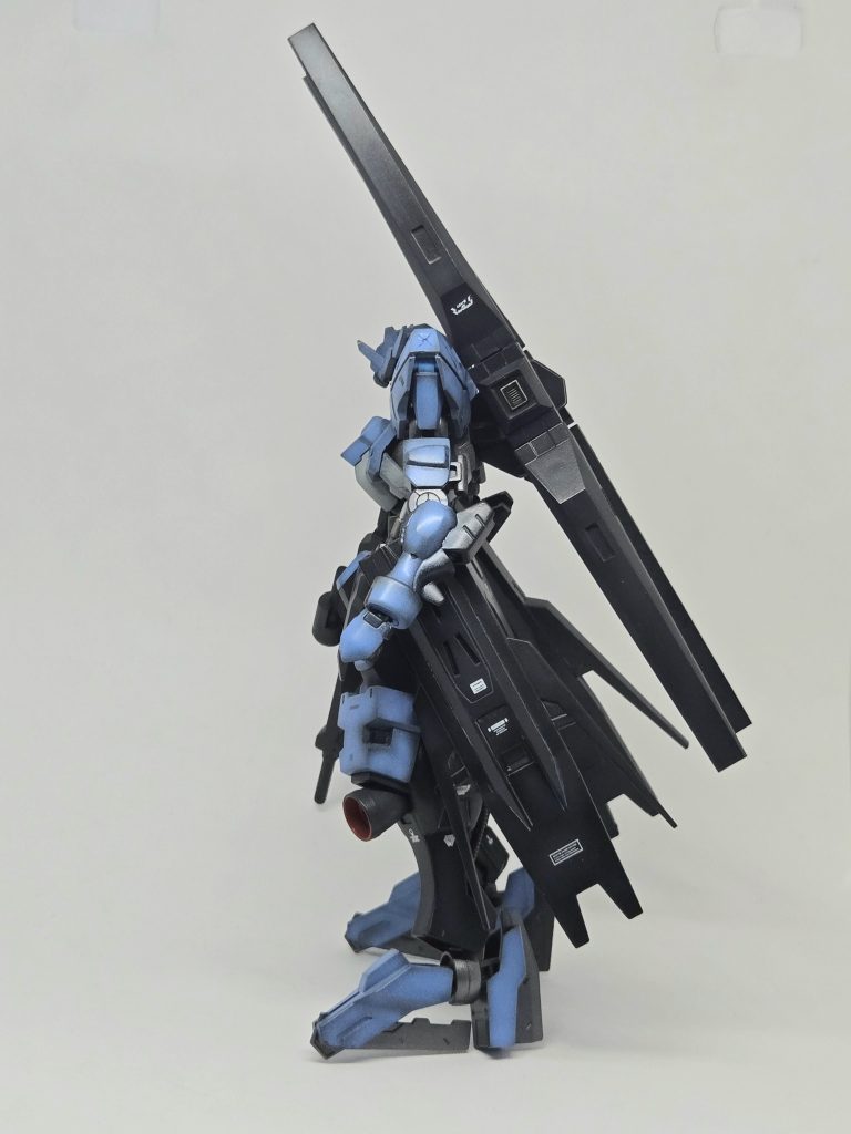 横。真っ先に気になると思いますよね…ファンネルあるやん❗的な💦実は、後ろのビットみたいなやつの肉抜き穴の穴埋め中、パテ盛り過ぎて事故りまして、修復不可となりジャンクのファンネルを搭載することになった次第です💦