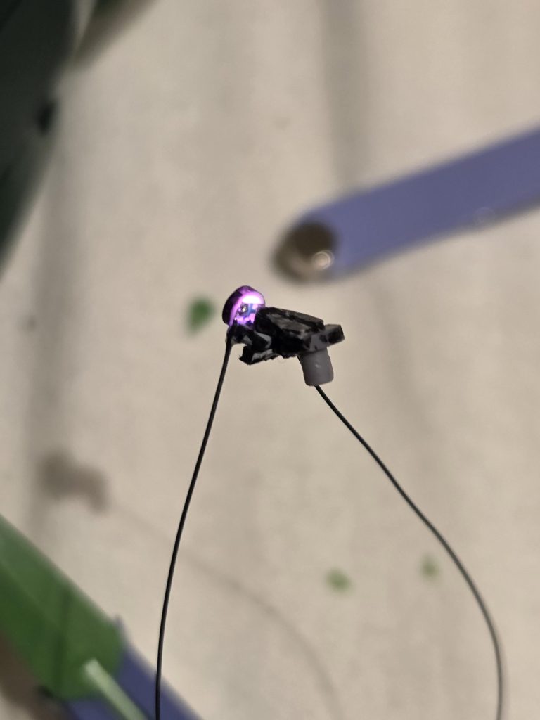 モノアイの可動域向上も兼ねて軽くモノアイだけはスクラッチしました