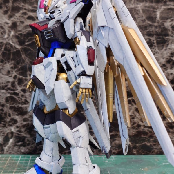 胴体等の色合いを悩んでいたけど、ようやく決定しました。完成まで後少し、のはず(gundam-kao10)（4枚目）