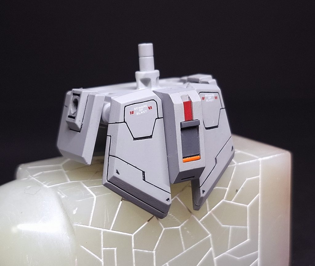 すでにお気づきの方もいると思いますがフロントスカートを変えています。これは過去作のΖガンダムバイオセンサーVersionのものを横流ししたものでスジボリはRGΖガンダムのもを真似したものですね。フロントスカートの真ん中のパーツはGMIII のものを改造してプラ角棒を接着してできた隙間に塗装したパーツをはめています。ちなみにΖは落として大破したので原作通りパーツの虫食い状態になっています。