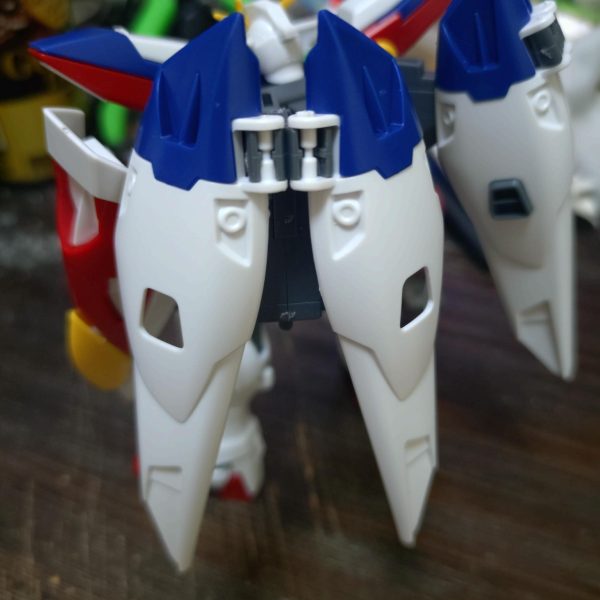 肩付け根のポリキャップが後ろに動きすぎて肩が外れ易いのでプラ板のスペーサーを接着。肩に干渉するランドセル上部を斜めに削って肩のスウィングスペースを確保。後気になる部分はバインダーの付け根の接続部分がこれじゃあなぁ？これ上手く隠しながら格好良く出来るのか？（笑）（5枚目）