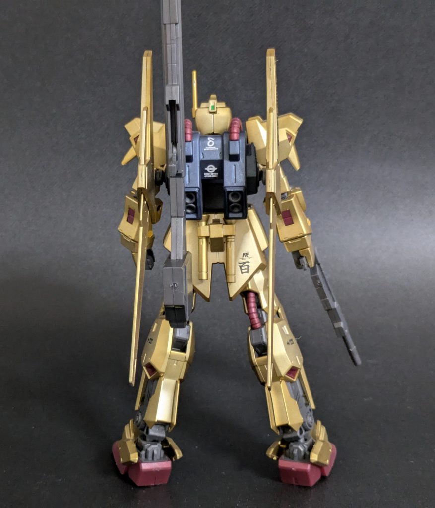 百マークの予備が1つ余るのでスカートに貼ってみましたあとガンダムの証も数カ所貼りました