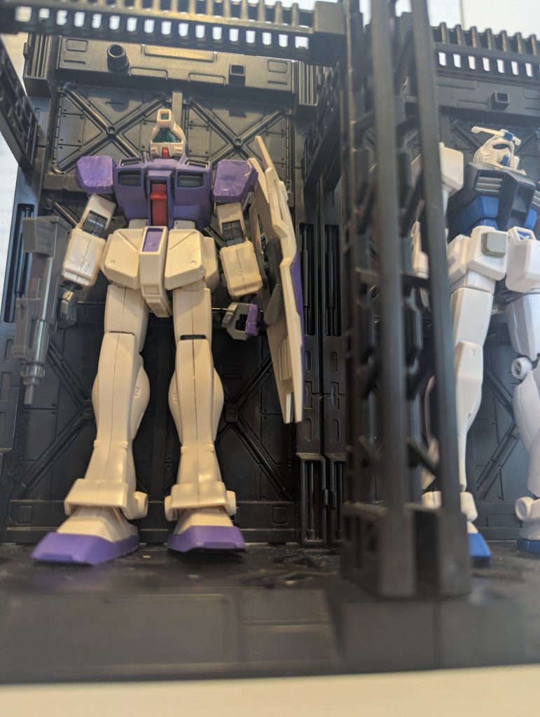 オリンピックガンダムと並べてみました。ほぼ同じ身長です。