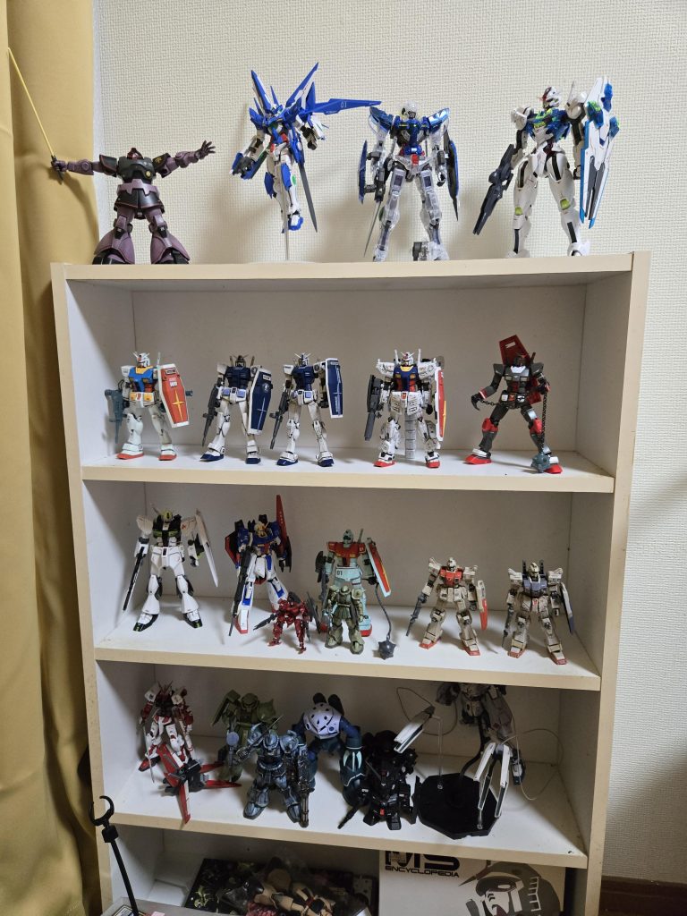 ゼロから始めるガンプラ生活もけっこうな量になってきたので自宅から持ち込んだカラーボックスにお引っ越し