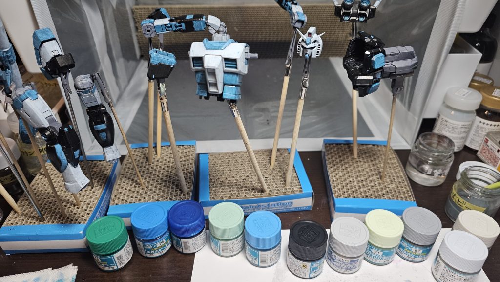 黒は2層目につや消しブラックで終了。白の2層目はディアクティブホワイト、クリアブルーの2色その後それらをベースにグランプリホワイトやホワイトでハイライト気味にしてます。