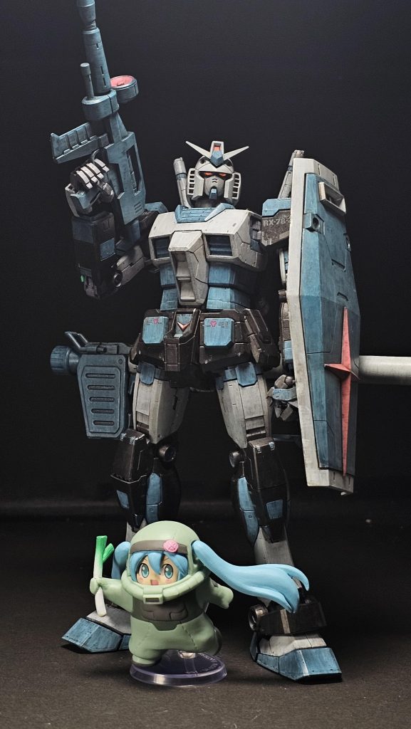 なんちゅう気持ちのいい青に、クールなグレー!!初音ミクカラーのザクを目にした時からカラーリングに一目惚れでいつかチャレンジしたいカラーリングでした。しかしファッションで終わらず重厚さが欲しい、とゆうことでウォッシングだけしました。45周年コラボミクとの相性バッチリ!