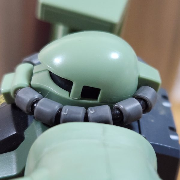 細くて頭部との隙間広いなと、ずっと気になっていたキットの動力パイプを作り直しました。制作中のザクはバラしてるので、同じ他のパチ組みで試着しました。気に入る感じになったので、胴も足もこれで作ろうと思います。（3枚目）