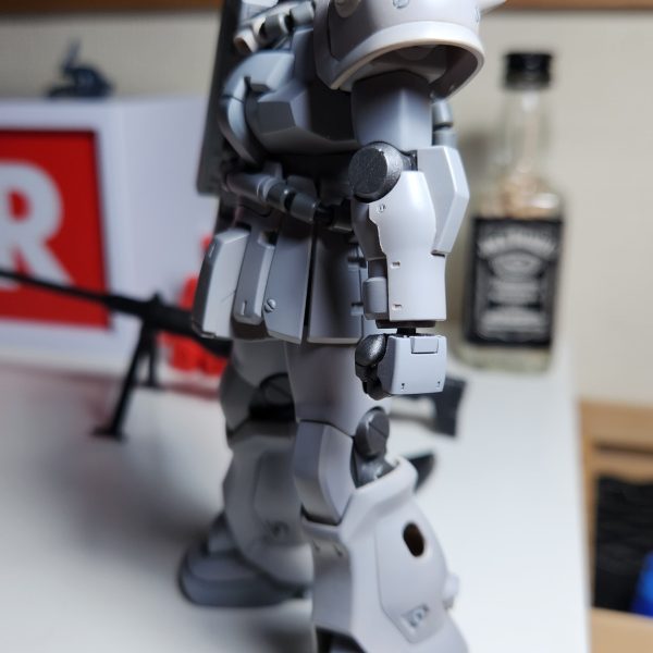色を重ねるので極力薄く薄くと気をつけて、サフ吹きだけして組み付けました。それにより腰、足の動力パイプを採寸出来たので別途用意しました。ポージングしてみて細かい部分を見て、忘れている箇所や手を入れる箇所がないか観察しています。細かく弄り出すとキリがない、手が遅いのに昔からの悪い癖が出てきています。まだまだ完成しそうにありません…（2枚目）