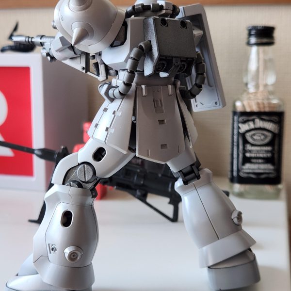 色を重ねるので極力薄く薄くと気をつけて、サフ吹きだけして組み付けました。それにより腰、足の動力パイプを採寸出来たので別途用意しました。ポージングしてみて細かい部分を見て、忘れている箇所や手を入れる箇所がないか観察しています。細かく弄り出すとキリがない、手が遅いのに昔からの悪い癖が出てきています。まだまだ完成しそうにありません…（7枚目）