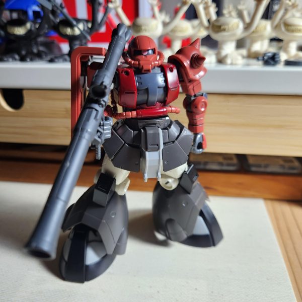 HGドム試作実験機とHGザクIIシャア専用機(ORIGIN版)をパチ組みしてたのを見て、高機動試作型ザクが作れるなと、軽い気持ちでニコイチ始めました。しかし足首下がドムじゃないか！と急遽パチ組みのHGリック・ドムの足を組もうと外しました。が、接続部の方法が全然違っていて、接続部分を作る事に…気長に弄って遊びたいと思います。他にも完成していないのに、また別に作り始めてしまう悪い癖が出てます。ですが模型作業出来るのが楽しいです♪（2枚目）