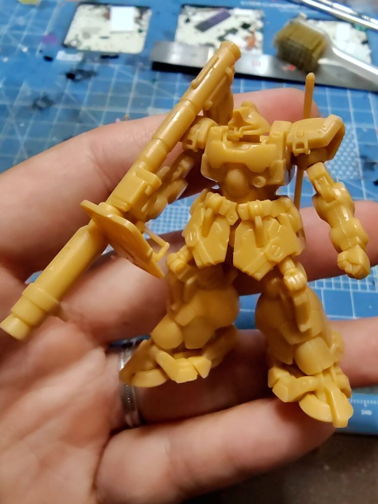 ある程度、合わせ目の処理や、バズーカの砲口を開けたりしてます。