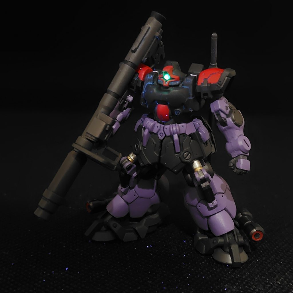 モノアイはブラックライトで発光できます。