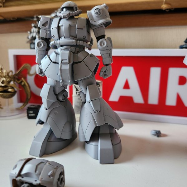 細かい修正と追加作業が終わったので組んでバランス見てます。少しディテール足してみました。あとハンドパーツも変更し、足裏のバーニアもディテール足しました。これで何か気になったり思い付いたりしない限り、本塗装待ちにしようと思います。でも動力パイプだけは後々弄ろうと思ってます（2枚目）