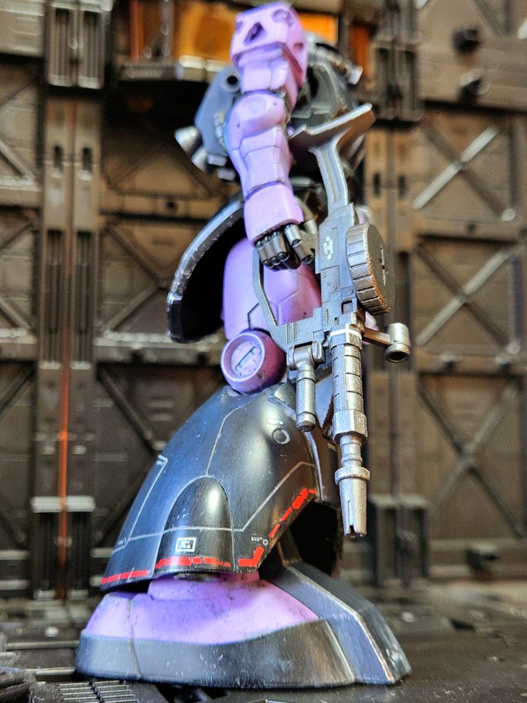 汚しはもう半分くらいで良かったですね。あとは残ったザクIIの下半身、ドム試作実験機の上半身、足元が奪われたドムを何かに活かせないか考えなくては…