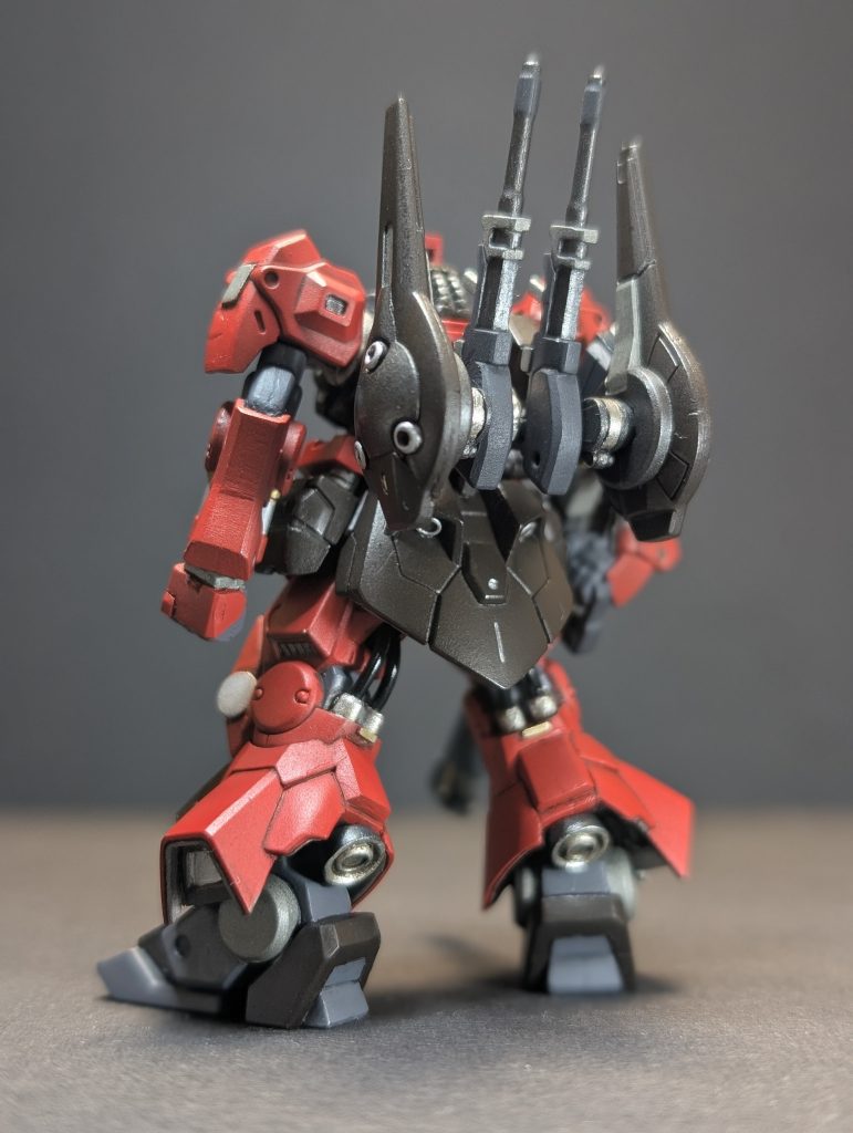 膝裏の動力パイプはゴムチューブに換装。スカート部分のスラスターも追加。