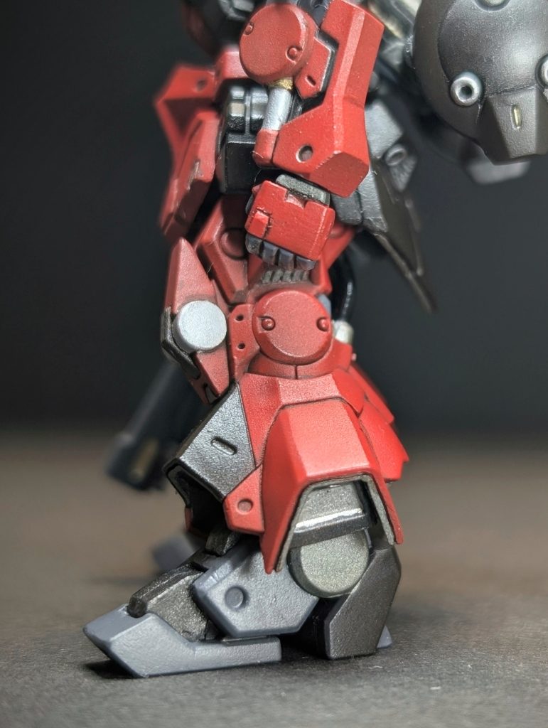 トリモチランチャーがたくさん充填できるように人差し指基部を加工(プラ板貼っただけ)。脚部アーマーの多重感はお気に入り☺️