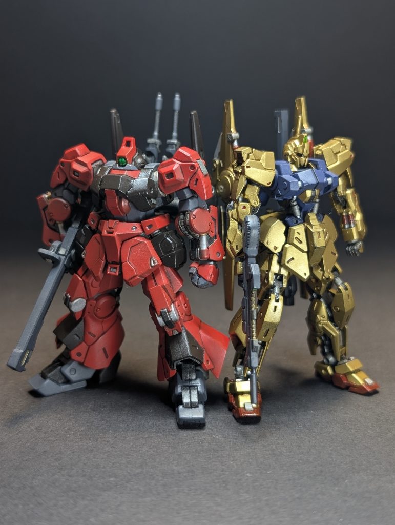 最後に百式と。第1弾と第5弾。アーティファクトの進化具合も体感できて製作楽しかったです!