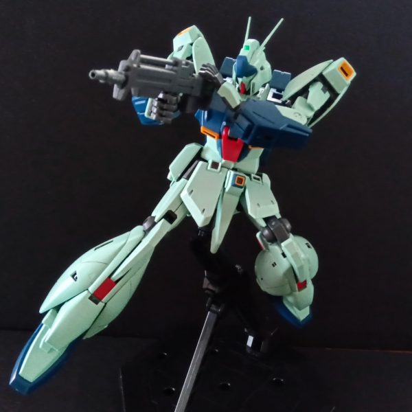 MG リ・ガズィ(逆襲のシャアVer.)、本体のみ組み立て終わりました。ダクトとかは墨入れしてます。元キットより可動範囲や造形がアップデートされており、カッコいいです。ただ、股関節がボールジョイントなの可動範囲が少し狭く、最近のガンプラに慣れていると少し物足りなく感じます。昨日は長時間外にいたので軽い熱中症になり、BWSはまだ組み立てれていません…。今日中には完成させようと思います。（2枚目）