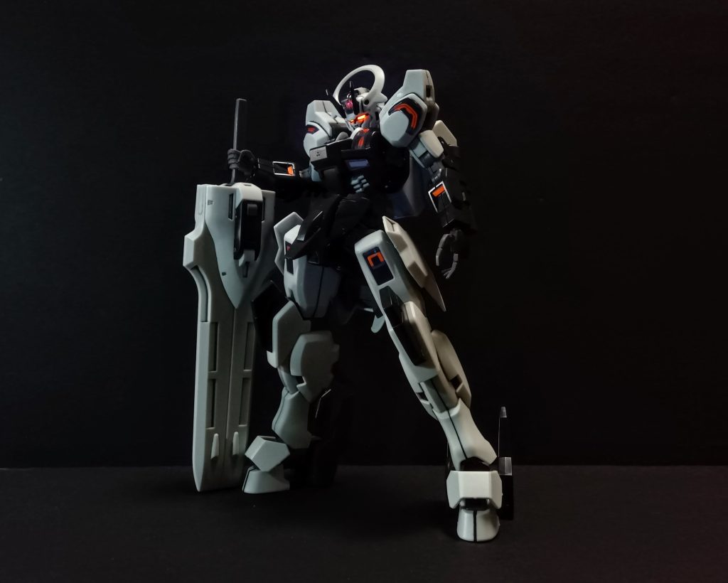 作品名：<p>大分前に買って股関節が折れたまま放置していたHGのシュバルゼッテ。修復しました。 やっぱりカッコいいな…。</p>