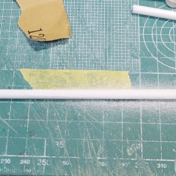 本体の処理は終了…かな？多分。刀と鞘はプラ板でスクラッチしました。刀身→板からの切り出しだと曲がってしまって気に入らなかったので5㎜プラ棒を2㎜くらいまで削って制作。（2枚目）