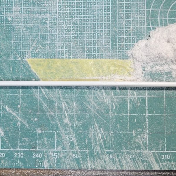 本体の処理は終了…かな？多分。刀と鞘はプラ板でスクラッチしました。刀身→板からの切り出しだと曲がってしまって気に入らなかったので5㎜プラ棒を2㎜くらいまで削って制作。（3枚目）