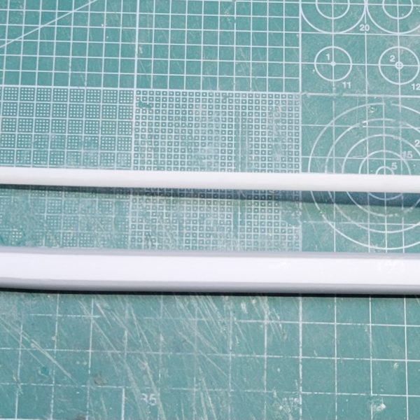 本体の処理は終了…かな？多分。刀と鞘はプラ板でスクラッチしました。刀身→板からの切り出しだと曲がってしまって気に入らなかったので5㎜プラ棒を2㎜くらいまで削って制作。（4枚目）