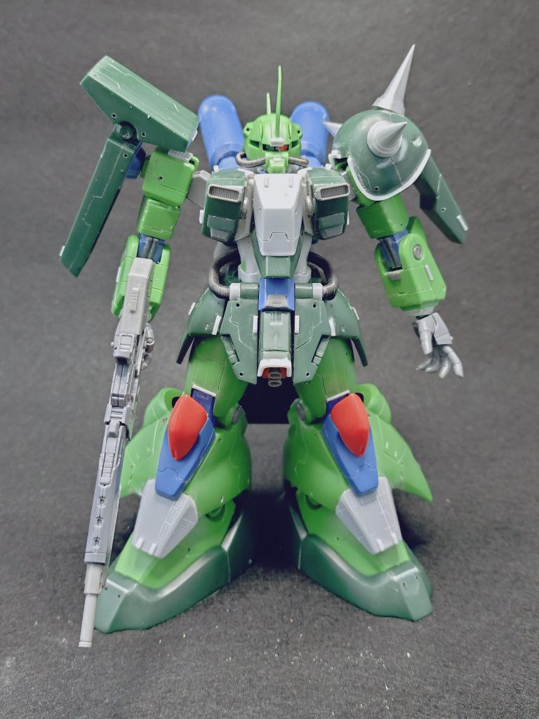 八割方改造イジり終わったところです。スパイクはメタルパーツ予定でしたが、大きすぎたのでこの後結局MSスパイクに変えて、シールドにフックつけています。腹部もまだ細かったのでさらにエポパテ盛りました