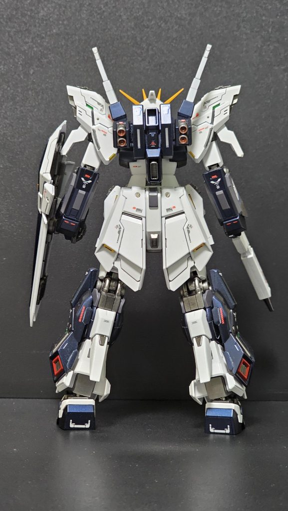 スタインがユニコーンのプロトタイプという事で背中をブースターではなくシルヴァバレトのバックパックを切ったりジャンクパーツで合わせてシンプルなバックパックにしました。 