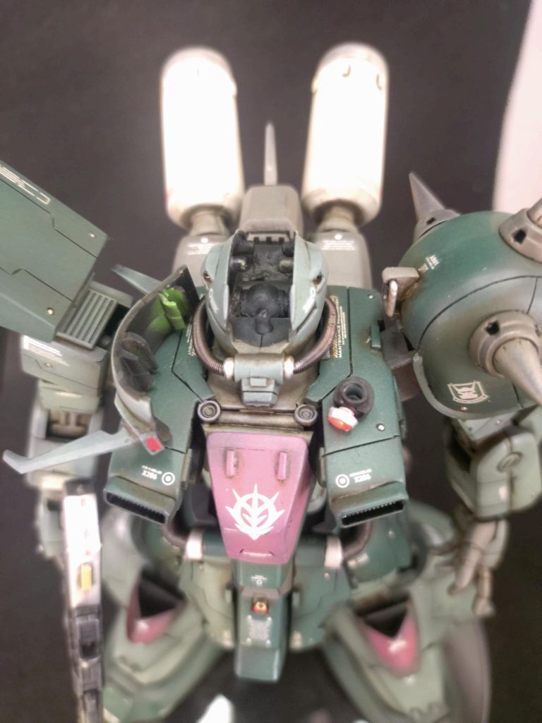 頭頂部の後ハメ加工と簡単モノアイ可動。内部を黒くしてしまえば、雑でもわからないものです