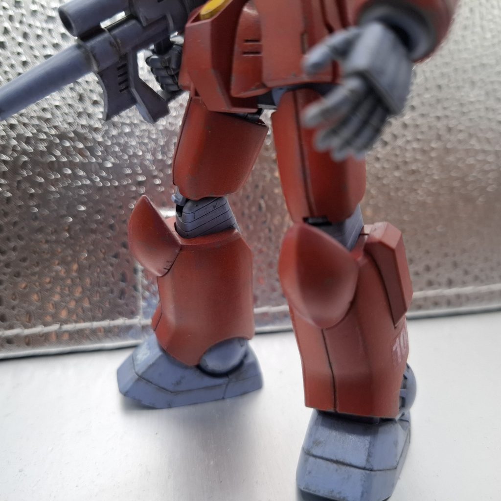 前傾姿勢での戦闘が多いと思い。足の先の方と胸回り、ライフルに戦闘のウェザリング集中させました。