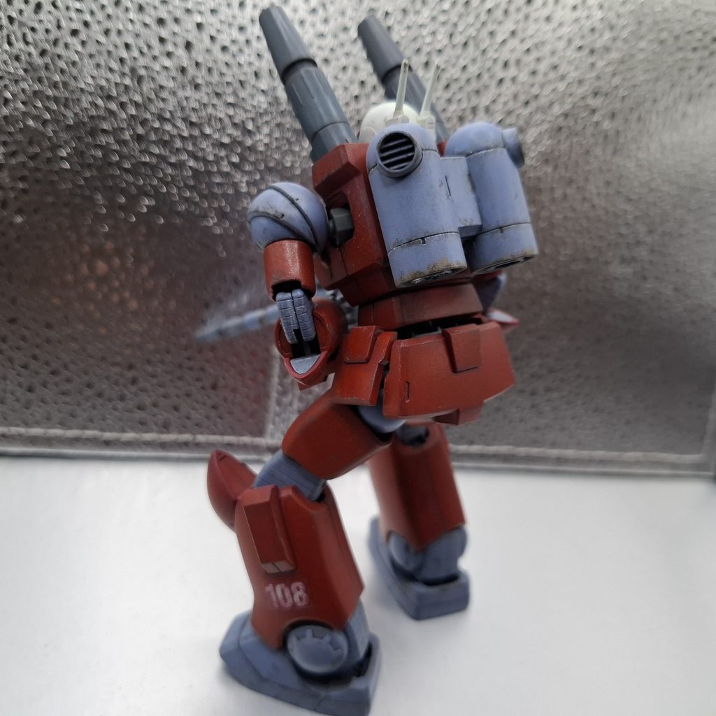 赤はシャアレッド→レッド→モンザレッド→シャインレッド。グレーはルブリスグレー→すみれ色白はエアリアルホワイト→ホワイト黄色はガンバスターオレンジイエロー→イエローな色目でグラデ。最後に筆ムラ消しの各色フィリタリングを一層。