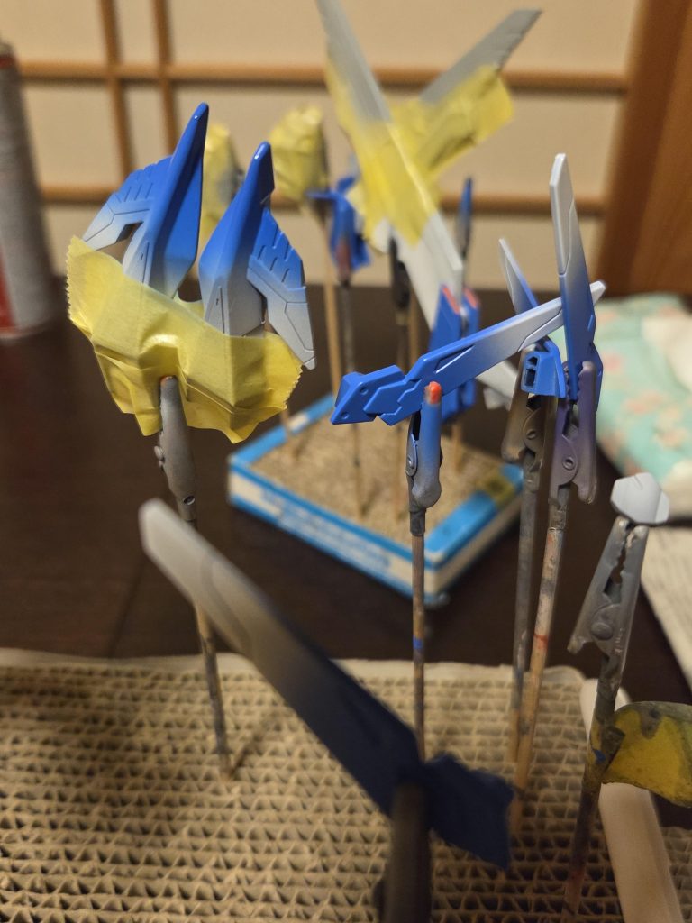 こういった端っこのパーツの白から青のグラデーション塗装といったところでしょつか(笑)