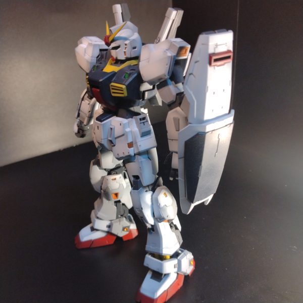 と、言う事で組み上がりました！😄いやぁ～RGって塗装の時も思いましたが！マジマジちっちゃいですよね〜😄😄まぁなんと出来たのでラストはデカール、トップコートのみ！（｀追記ですが！)約3時間以内にほとんどのエアブラシ塗装をやってのけてるのですが！もしかしたら信じられなくてきっと撮りだめしてるものをアップしてると思われてる方もいるかも知れません！実際に過去にも信じて貰えてなかったことがありました！😄私は実際に吹かしてから１０分から１５分くらいで触れるくらいの速乾性の強い溶剤をかれこれもう１０年以上使ってます！なので自分にやる気さえあれば実際にはMGクラスの物でも3日くらいで製作してしまいます！😀一応信じてない方がいるかもしれないので！ここに書かせて頂きますね！😀さて戻りまして、なので製作ストーリーはこれにて終わりにして！😀完成しましたら投稿しますので宜しければ観覧宜しくお願い致します！😄（2枚目）