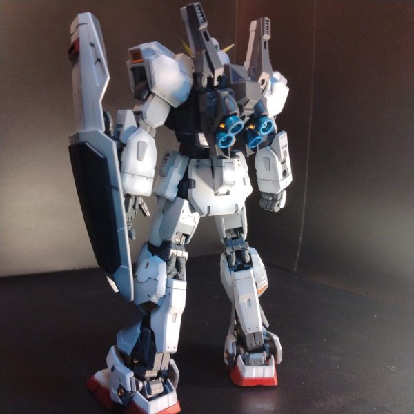 と、言う事で組み上がりました！😄いやぁ～RGって塗装の時も思いましたが！マジマジちっちゃいですよね〜😄😄まぁなんと出来たのでラストはデカール、トップコートのみ！（｀追記ですが！)約3時間以内にほとんどのエアブラシ塗装をやってのけてるのですが！もしかしたら信じられなくてきっと撮りだめしてるものをアップしてると思われてる方もいるかも知れません！実際に過去にも信じて貰えてなかったことがありました！😄私は実際に吹かしてから１０分から１５分くらいで触れるくらいの速乾性の強い溶剤をかれこれもう１０年以上使ってます！なので自分にやる気さえあれば実際にはMGクラスの物でも3日くらいで製作してしまいます！😀一応信じてない方がいるかもしれないので！ここに書かせて頂きますね！😀さて戻りまして、なので製作ストーリーはこれにて終わりにして！😀完成しましたら投稿しますので宜しければ観覧宜しくお願い致します！😄（3枚目）