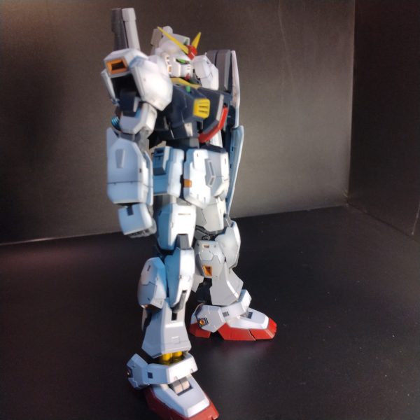 と、言う事で組み上がりました！😄いやぁ～RGって塗装の時も思いましたが！マジマジちっちゃいですよね〜😄😄まぁなんと出来たのでラストはデカール、トップコートのみ！（｀追記ですが！)約3時間以内にほとんどのエアブラシ塗装をやってのけてるのですが！もしかしたら信じられなくてきっと撮りだめしてるものをアップしてると思われてる方もいるかも知れません！実際に過去にも信じて貰えてなかったことがありました！😄私は実際に吹かしてから１０分から１５分くらいで触れるくらいの速乾性の強い溶剤をかれこれもう１０年以上使ってます！なので自分にやる気さえあれば実際にはMGクラスの物でも3日くらいで製作してしまいます！😀一応信じてない方がいるかもしれないので！ここに書かせて頂きますね！😀さて戻りまして、なので製作ストーリーはこれにて終わりにして！😀完成しましたら投稿しますので宜しければ観覧宜しくお願い致します！😄（4枚目）