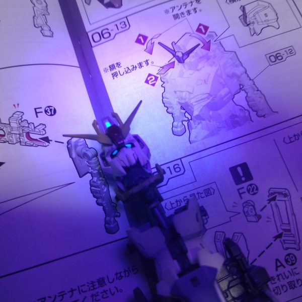 取り敢えず！組み立てしてますが、作っていて感じた事はもろそう！😄😄こりゃ作りながら破損するのも頷けますね！😀それと疲れます！😅私の意見ではあるのですが！ここまでヒヤヒヤしながら作って得るものがあるのだろうか？HGでいいじゃんって思うのが、本音です！😄😄取り敢えず！ちょい疲れたのでここで作業ストップしようと思います！😀後、２枚目の画像は苦労して筆塗りしたカメラアイです！😄ブラックライトをあててます！（2枚目）