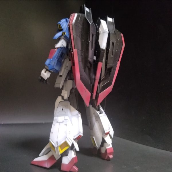 取り敢えず！ペース遅いですが組んでます！😄後武器などを組んだら組み上がるのですが、ちょい調子が良くないのでストップです！現在はハイライトでちょい白っぽく見えてますが！デカール、トップコートすれば気にならなくなるくらいの色に落ち着きます！😄私の使ってる溶剤がどれくらい色を散らすのか！これは何度と無く経験して覚えてるのでこれくらいのハイライトで大丈夫なんです！😀と、言う事で横になっちゃいます！😄（4枚目）