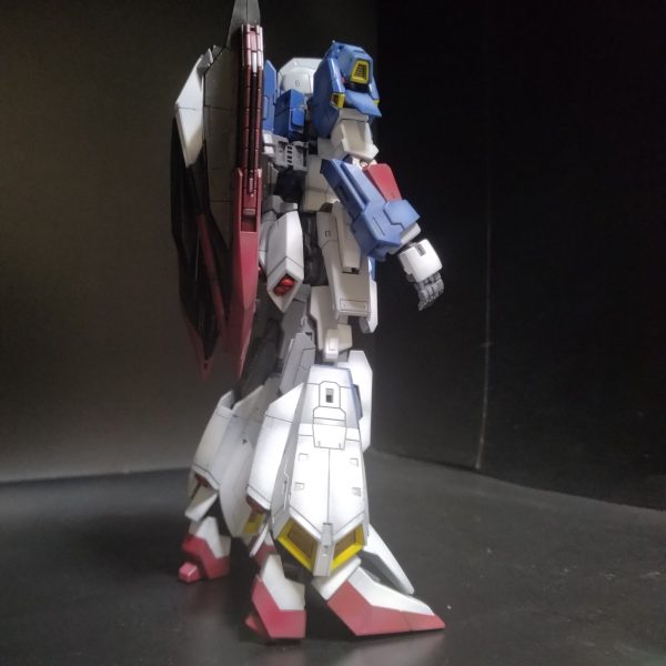 取り敢えず！ペース遅いですが組んでます！😄後武器などを組んだら組み上がるのですが、ちょい調子が良くないのでストップです！現在はハイライトでちょい白っぽく見えてますが！デカール、トップコートすれば気にならなくなるくらいの色に落ち着きます！😄私の使ってる溶剤がどれくらい色を散らすのか！これは何度と無く経験して覚えてるのでこれくらいのハイライトで大丈夫なんです！😀と、言う事で横になっちゃいます！😄（3枚目）