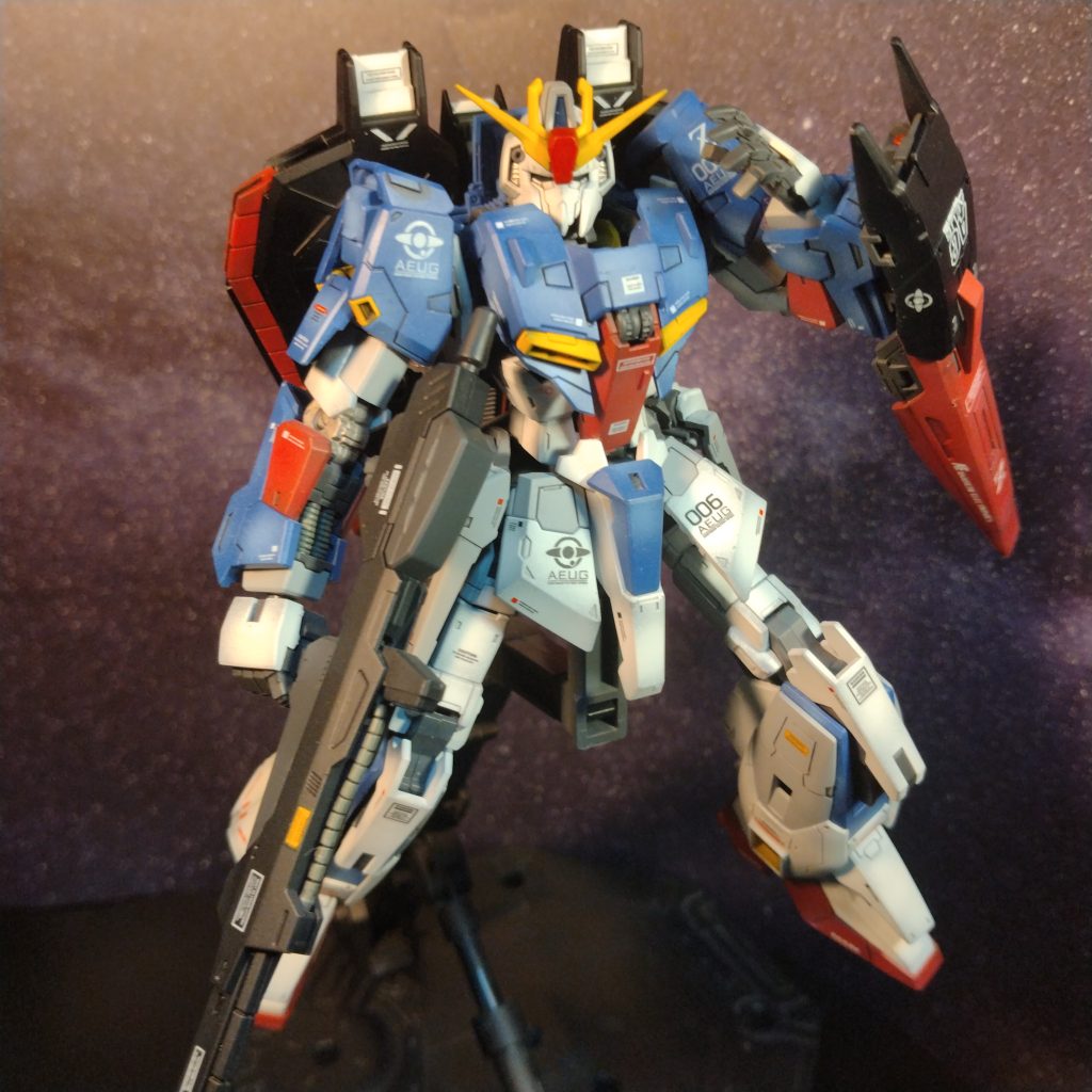 残念な事にデカール貼りのところまでって所まで来て左腕の中間の回転軸が破損してしまいました!🥲普通に動かしただけなのに🥲運が無かったと諦めて接着固定しました!😀