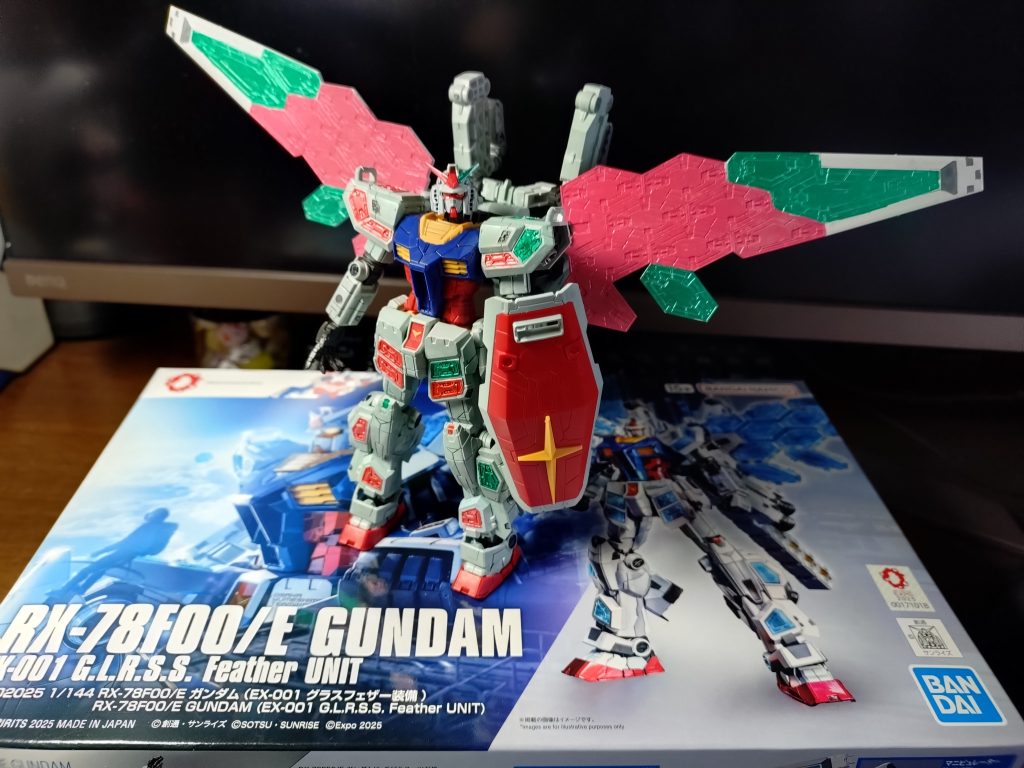 本体は米海軍機用ブルーホワイト？でいい感じですが、その他がやっつけ塗装し過ぎです（笑）でも楽しい(gundam-kao5)でも