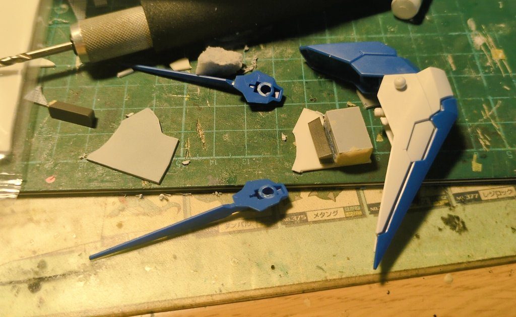 ネオジム磁石による差し替え変形 使用キットHGCEデスティニーガンダム(ヤフオクでノヴァ用に購入した余りの本体)アメイジングエクシア バックパック ガラディーンタミヤプラバン0.5mmWAVE目盛り付きプラバン1mm(実体刃)ネオジム磁石1.5mm✖3(実体刃1ビーム刃2タミヤエポパテ