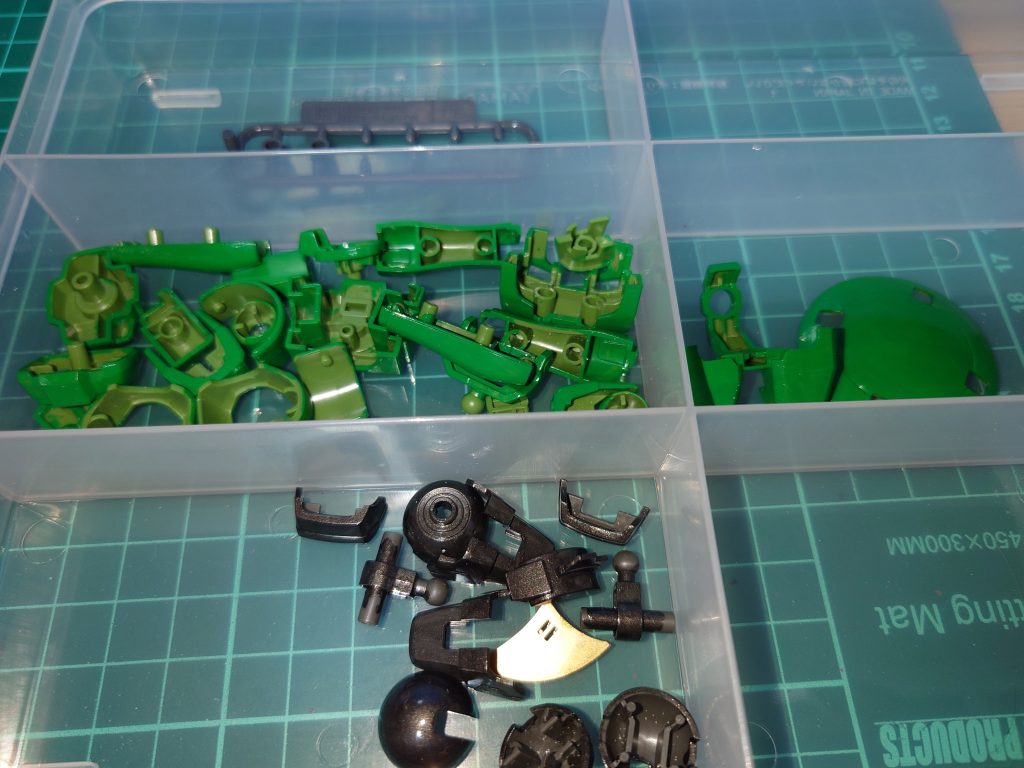 (-ω-；)ｱﾚ?なんか使わない…一生懸命塗りました余ったパーツ皆さんはどうしてるか聞きたいです！ランナーごと？ジップロックで保管など、、、