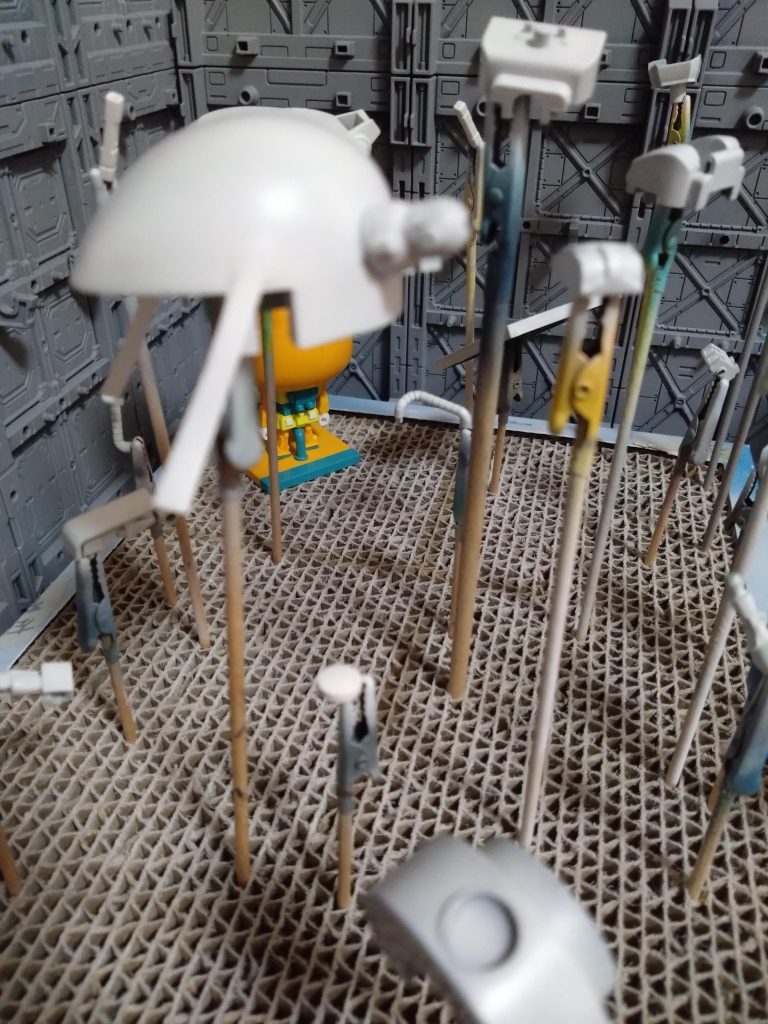 コンペがガンプラくん使用だったので最初に前回のメガサイズザクとSDザク同様の塗装したのですが何か物足りない気がしたのでザクプラくんを追加投入、リンクルプラネットの荒井さん仕様にしようと思いザクヘッドで髪型を表現。ポリキャップとプラ板でディテール追加（たいした改造ではないですが(*´ｪ`*)）