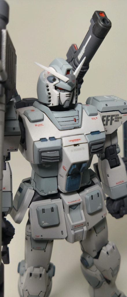 ツインアイ隙間をパテを盛って隙間を細くしているので、目つき悪いです。